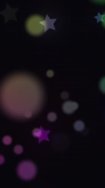 Yanıp sönen çok renkli yıldızların ve siyah arka planda hareket eden beneklerin animasyonu. ışık ve hareket kavramı dijital olarak oluşturulmuş video.