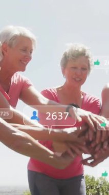 Sosyal medya tebligatlarının animasyonu, kadın koşucuların yarış üstüne el ele dizilmeleri. pozitif duygular ve refah sosyal medya konsepti, dijital olarak oluşturulmuş video.