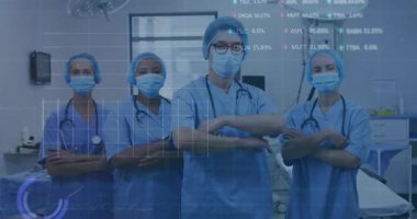 Cerrahi ekip veri örtüşmelerini, kollarını uzatmalarını ve kollarını çaprazlamalarını grafikler büyüdükçe inceliyor. Tıbbi, sağlık, teknoloji, yenilik, işbirliği, hassasiyet, profesyonel