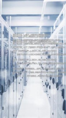 Sunucu odasında veri işleme animasyonu. küresel teknoloji ve dijital arayüz kavramı dijital olarak oluşturulmuş video.