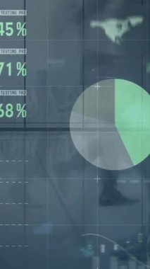Ofiste yürüyen iş adamları üzerinde finansal veri işleme animasyonu. küresel finans, iş ve dijital arayüz kavramı dijital olarak oluşturulmuş video.