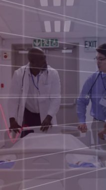 Muhtelif doktorların hastaları aceleyle ameliyathaneye götürmesi üzerine grafiklerin ve numaraların değiştirilmesi. Dijital bileşik, çoklu pozlama, rapor, iş, büyüme, acil durum, takım çalışması ve tıbbi.