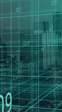 Modern şehirlerdeki binalar üzerinde mavi grafik ve veri işleme sisteminin animasyonu. Geliştirme, iletişim, finans ve veri arayüzü kavramı dijital olarak oluşturulmuş video.