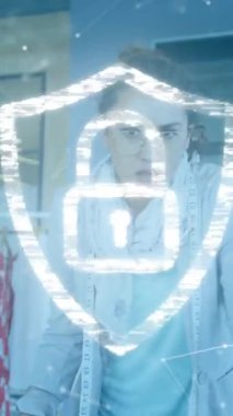 Çeşitli iş adamlarının ofiste toplantı yapmaları üzerine asma kilit ikonu animasyonu. Küresel iş, çevrimiçi güvenlik ve dijital arayüz kavramı dijital olarak oluşturulmuş video.