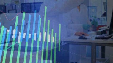Laboratuar araştırmacıları, artan eğilimi analiz etmek için saydam bar tablosu ile canlı verileri inceliyorlar. Bilim insanları, veri görselleştirme, yenilik, takım çalışması, analiz, teknoloji, profesyonel