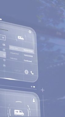 Ekranların üzerinde veri işleme animasyonu ve kutulu beyaz postacı. Küresel gönderim, bağlantılar, hesaplama ve veri işleme kavramı dijital olarak oluşturulmuş video.