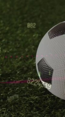 Spor ayakkabısı ve futbol üzerinden veri işleme animasyonu. Küresel spor ve dijital arayüz kavramı dijital olarak oluşturulmuş video.