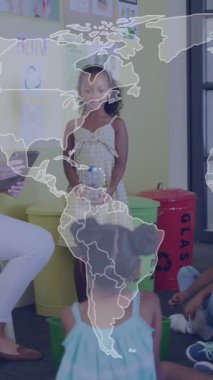 Dünya haritasının ekoloji sınıfındaki tabletli ve öğrencileri olan mutlu kadın öğretmen üzerinde çizimi. Küresel ekoloji, iletişim, okul, çocukluk, eğitim ve öğrenme, dijital olarak oluşturulmuş video.