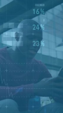 Akıllı telefon kullanan Afro-Amerikan iş adamı üzerinden finansal veri işleme animasyonu. Küresel finans, iş, bağlantılar, hesaplama ve veri işleme kavramı dijital olarak oluşturulmuş video.