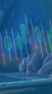 Muhtelif meslektaşların ofiste iş görüşmesi üzerine finansal veri işleme animasyonu. İş, finans, ofis, iletişim, takım çalışması ve dijital video arayüzü kavramı.