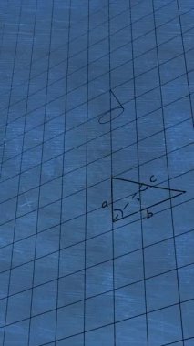 Siyah siyah renkli matematiksel hesaplamaların animasyonu koyu bir tebeşir tahtası arka plan 4k üzerinde yüzen