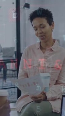 Ofisteki çeşitli iş adamları üzerinde veri işleme ve bağlantı ağının animasyonu. Küresel iş ve dijital arayüz kavramı dijital olarak oluşturulmuş video.