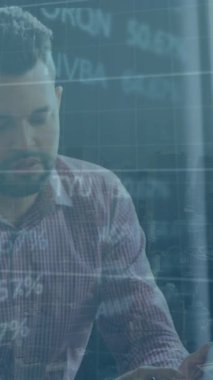 Ticaret kurulu ve grafiklerin animasyonu, çeşitli iş arkadaşlarının ofiste dizüstü bilgisayarla ilgili raporları tartışmaları üzerine. Dijital bileşik, çoklu pozlama, iş dünyası, borsa, takım çalışması ve teknoloji kavramı.