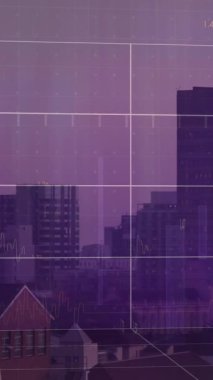 Şehir manzarası üzerinde finansal veri işleme animasyonu. küresel finans, iş ve dijital arayüz kavramı dijital olarak oluşturulmuş video.