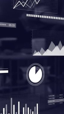Ofis üzerinde veri işleme ve diyagramlarının animasyonu. Küresel iş ve dijital arayüz kavramı dijital olarak oluşturulmuş video.