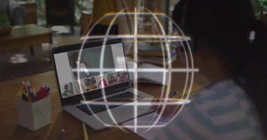 Sınıfa giriş yapan ve notlar yazarak öğrenen, dönen dünyayı izleyen ve kayan kodları izleyen bir kız. Eğitim, teknoloji, dijital, sınıf, ev, öğrenme, modern