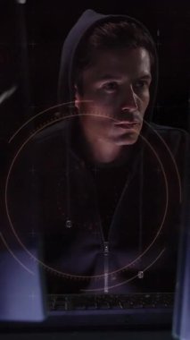 Dürbün taramasının dijital çizimi, makro Covid-19 hücresi, kapüşonlu kapüşonlu bir adam üzerinde, bilgisayar kullanıyor. Coronavirus Covid-19 pandemik konsept dijital bileşik