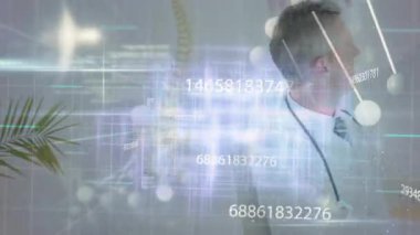 Dijital şebeke yoğunlaşıyor ve yüzen parmaklarla tıbbi verileri analiz eden erkek doktoru ortaya çıkarıyor. Gelecek, teknoloji, yenilik, sağlık, veri, arayüz, dijital