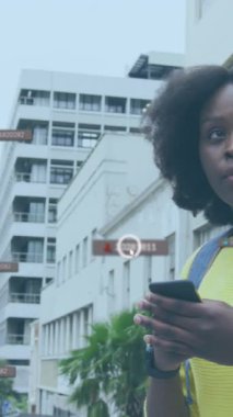 Akıllı telefon taksisi kullanan Afro-Amerikan bir kadının sosyal ağ bildirimleri. küresel iletişim teknolojisi ve sosyal ağ konsepti dijital olarak oluşturulmuş video.