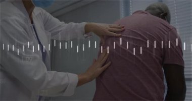 Doktor ellerini hastanın sırtına koyuyor ve dalga şeklini, sayısal verileri izlerken acıyı değerlendiriyor. Tıbbi, sağlık, tanı, analiz, klinik, giyilebilir, izleme