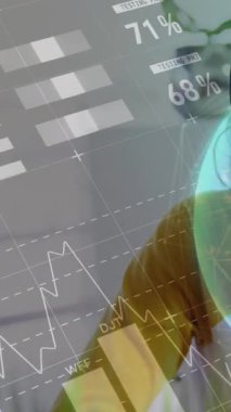 Telefon kulaklığı takan iş kadınıyla ilgili bağlantı ve istatistiklerin animasyonu. Global, dijital arayüz ve teknoloji konseptini dijital olarak oluşturulmuş video şirketlerini finanse eder.