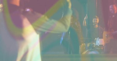 Şarkı söyleyen mikrofon fişeklerinin, solgun müzisyenlerin, müzik yönetmenliğini yapan prodüktörlerin arkasında ilerleyen bir kamera. Performans, konser, sahne, ilham, yaratıcılık, multimedya, eğlence