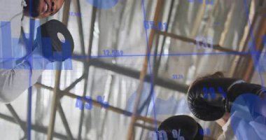 Antrenör eldiven tutuyor, stajyeri çalıştırıyor, yumruk atıyor ve performans veri takibi ile çaprazlıyor. Eğitim, spor, güç, kardiyo, atletik, performans, sağlık