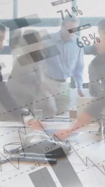 Yoğun bir ofiste çalışan çok ırklı genç ofis çalışanlarının hızlı hareket etmesi ve mali verilerin ön planda 4k olarak hareket etmesi.