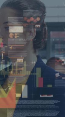 Ofisteki iş adamları üzerinde finansal veri işleme animasyonu. küresel finans, iş ve dijital arayüz kavramı dijital olarak oluşturulmuş video.