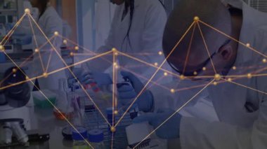 Nabız ağı soluklaşıyor ve bilim adamları laboratuvar deneyleri için renkli sıvılar üretiyorlar. Teknoloji, yenilik, araştırma, kesinlik, takım çalışması, bilim, laboratuvar