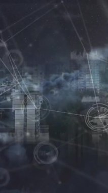 Şehir manzarası ve bulutlar üzerinde bağlantı ve veri işleme ağının animasyonu. küresel bağlantılar ve dijital arayüz konsepti dijital olarak oluşturulmuş video.