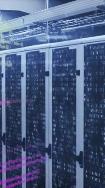 Bilgi işleme ve dijital bilginin animasyonu bir sunucu odasındaki bilgisayar sunucu ağında yüzey üzerinde parlayan beyaz ışık izleriyle birlikte akıyor. Küresel veri işleme bağlantıları ve dijital arayüz konsepti dijital olarak oluşturulmuş video.