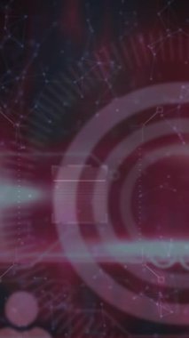 QR kodunun siyah arkaplandaki bağlantılar ve simgeler ağı üzerinden canlandırılması. Küresel teknoloji, çevrimiçi güvenlik ve dijital arayüz kavramı dijital olarak oluşturulmuş video.