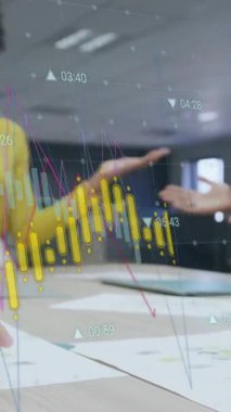 Ofisteki çeşitli iş adamları üzerinde finansal veri işleme animasyonu. Küresel finans, iş, bağlantılar, hesaplama ve veri işleme kavramı dijital olarak oluşturulmuş video.