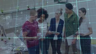 Ekip öne çıkıp baskı sunacak, tablet notlarını karşılaştıracak ve fikir birliğine varacak. İşbirliği, takım çalışması, yenilik, modern, beyin fırtınası, üretkenlik, iletişim