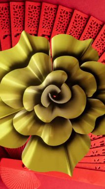 Kırmızı arka planda kopyalama alanı olan Çin motifi ve fan animasyonu. Çin yeni yılı, şenlik, kutlama ve geleneksel konsept dijital olarak oluşturulmuş video.