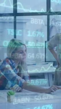 Değişik kadın mimarların ofis planlarını tartışan ticaret kurulunun animasyonu. Dijital bileşik, çoklu pozlama, iş, planlama, takım çalışması, borsa ve teknoloji kavramı.