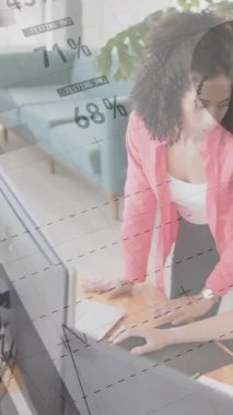 Ofisteki bilgisayardaki çeşitli bayan meslektaşlar üzerinde grafik ve veri işleme animasyonları. Veri, dijital arayüz, takım çalışması ve günlük iş konsepti dijital olarak oluşturulmuş video.