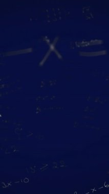 Mavi zemin üzerinde hareket eden matematiksel formüllerin animasyonu. Eğitim kavramının dijital ortamda çözülmesi sorunu.