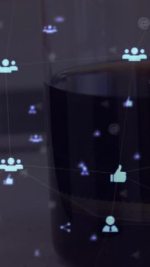 Dijital tablet kullanan bir adamın ellerinde yüzen simgelerle bağlantı ağının animasyonu. Küresel ağ konsepti dijital kompozit.