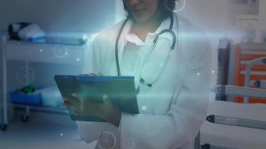 Veriler yoğunlaşırken, teşhis için gülümseyen, profesyonel kadın medikal çevirme panosu. Doktor, sağlık, tanı, analitik, klinik, profesyonellik, teknoloji