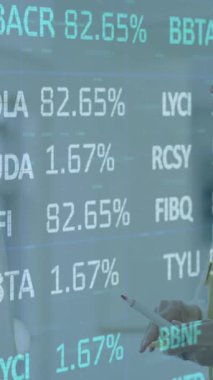 İş kadını üzerinden finansal veri işleme animasyonu. Küresel iş, finans, veri işleme ve hesaplama kavramı dijital olarak oluşturulmuş video.