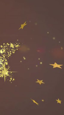 Altın noel yıldızının animasyonu. Altın takılar takıyor ve koyu arkaplanda altın yıldızlar süzülüyor. Noel, kış, şenlik, gelenek ve dijital olarak üretilen video konsepti.