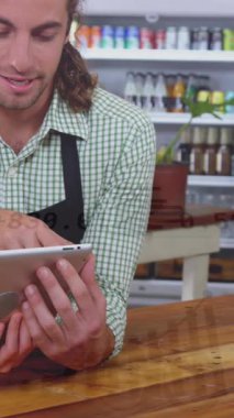 Tablet üzerinde tartışan beyaz erkek ve kadın üzerindeki grafiklerin ve döviz işaretlerinin animasyonu. Dijital bileşik, rapor, finans, yatırım, teknoloji, ticaret, takım çalışması ve ticaret.