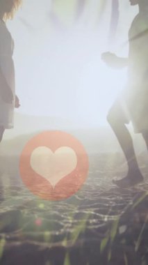 Düşen kalplerin çiftler üzerindeki canlandırması. Sevgililer Günü kutlaması, romantizm ve iletişim teknolojisi konsepti dijital olarak oluşturulmuş video.