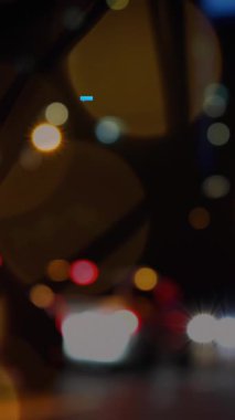 Sosyal medya simgelerinin canlandırılması ve gece şehir trafiğinin bulanık görüntüsüne karşı ışık noktaları. Sosyal medya ağı ve iş teknolojisi kavramı