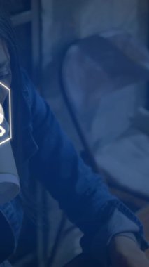 Bilgisayarla kahve içen kadın üzerindeki teknoloji simgeleriyle bağlantıların animasyonu. ağ, bağlantılar, iş ve dijital olarak üretilen video teknolojisi konseptiyle çalışma.