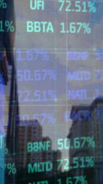 Şehirdeki borsa ve diyagramların animasyonu. Küresel iş, şehir ve dijital arayüz kavramı, dijital olarak oluşturulmuş video.