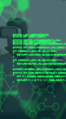 Kimyasal bileşiklerin animasyonu ve VR kulaklık takan adamın tıbbi veri işlemesi. Bilim ve veri işleme kavramı dijital olarak oluşturulmuş video.