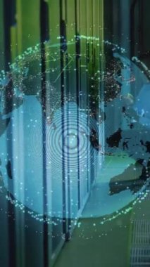 Afro-Amerikan bir adamın sunucuları üzerinden küresel ai veri işleme animasyonu. Dijital olarak oluşturulmuş küresel yapay zeka, veri işleme, bilgisayar ve dijital arayüz kavramı.